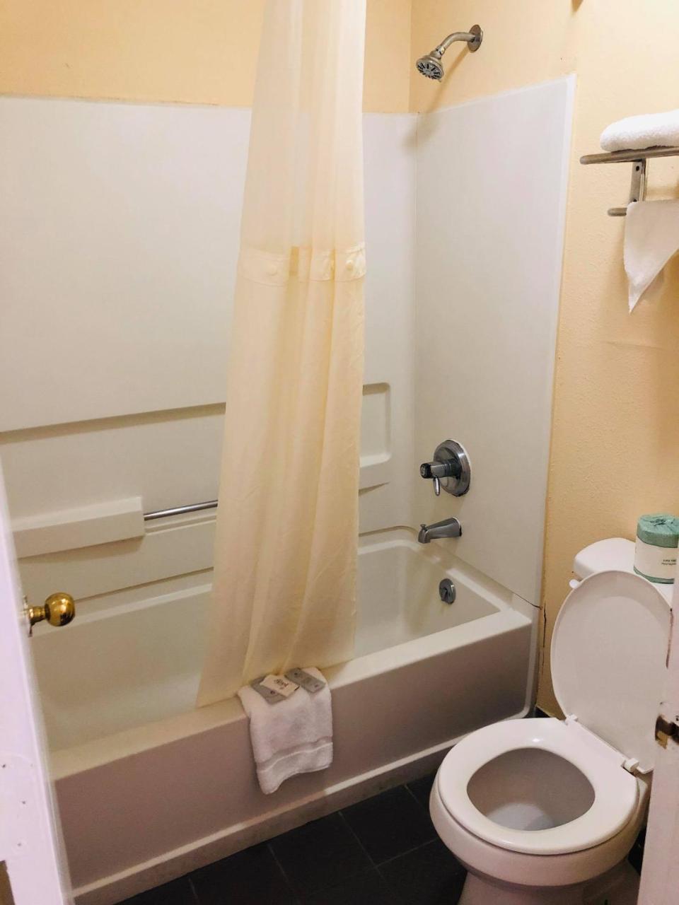 Key West Inn - Chatsworth Bagian luar foto
